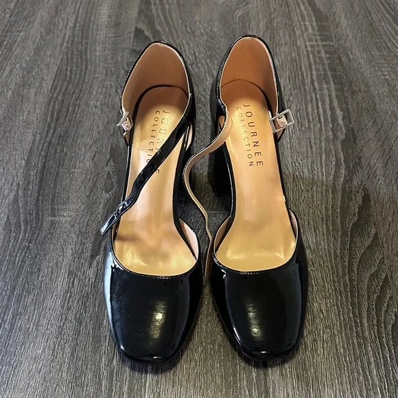 Journee Collection Black Patent Heels - Picture 4 of 7